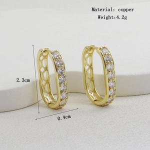 Détail de la boucle d'oreille en U plaquée or avec zircons blancs et texture quadrillée
