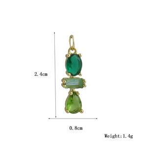 Dettaglio del pendente di smeraldo placcato oro 18K con dimensioni 2,4cm x 0,8cm e peso di 1,4g