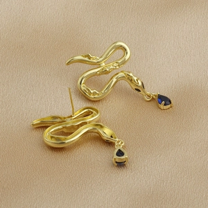 Détails des boucles d'oreilles serpent dorées avec pendentifs en cristal bleu en goutte