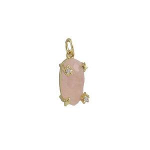 Dettaglio di un ciondolo placcato oro 18K con quarzo rosa e decorazioni a stella in cristallo