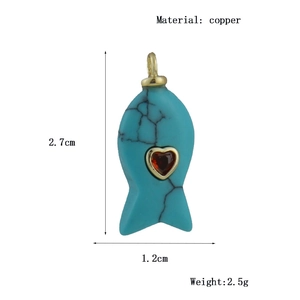 Visvormige koperen hanger met turquoise hart edelsteen en gouden ring details