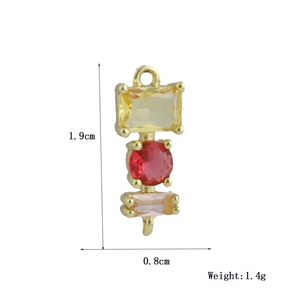 Dettaglio del ciondolo in rame placcato oro 18K con tre cristalli colorati su bianco