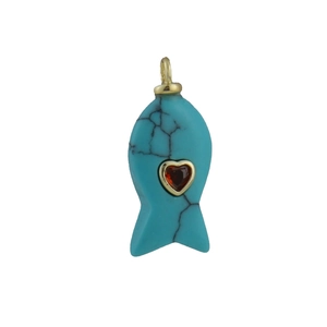 Macro detail van visvormige hanger met turquoise steen en hartvormige rode edelsteen
