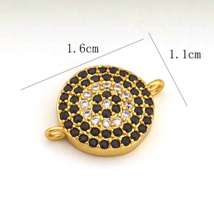 Détail d'un pendentif œil maléfique de 1,6 cm avec cristaux micropavé et double anneau