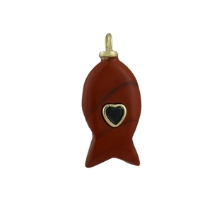 Detail van een visvormige rode agaat hanger met zwart hart en goudkleurige metalen oog