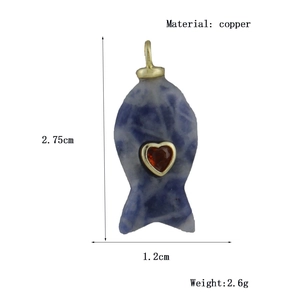 Natuurstenen vis hanger met rood hart en goudkleurige koperen sluiting op wit