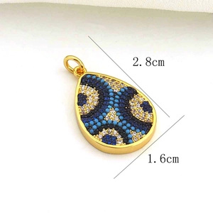Détail macro du pendentif œil de protection en goutte avec hauteur de 2,8 cm
