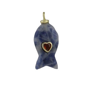 Macro-opname van vis-hanger met blauwe natuursteen textuur en rode hart-inleg