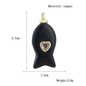 Detail van de koperen vis-hanger met kristallen hart en afmetingen 2,7cm bij 1,2cm