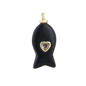 Detail van een vis hanger met zwarte agaat en hartvormige edelsteen in goud plating