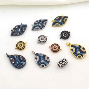 Gros plan de pendentifs Œil d'Horus en plaqué or 18K ornés de zircons colorés pour bijoux