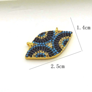 Détail d'un pendentif œil maléfique avec micro-zircone bleue en cuivre plaqué or 18 carats