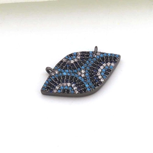 Pendentif œil porte-bonheur en métal noir avec zircons bleus et blancs brillants