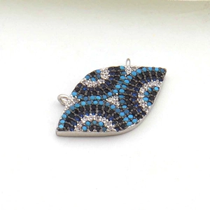 Détail d'un connecteur œil protecteur avec micro-cristaux multicolores et placage or 18 carats