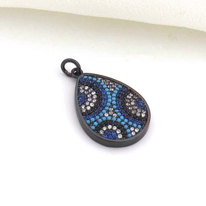 Détail du pendentif œil de protection en forme de goutte avec cristaux micro-pave et or 18K