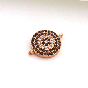 Détail du pendentif œil maléfique plaqué or 18 carats avec pavé de zircons noir et blanc
