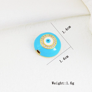 Makroansicht des 1,4cm Evil Eye Anhängers mit blauem Emaille und funkelnden Strasssteinen