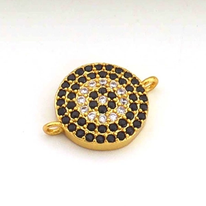 Vue macro du pendentif œil maléfique plaqué or 18K avec zircons pavés noirs et blancs