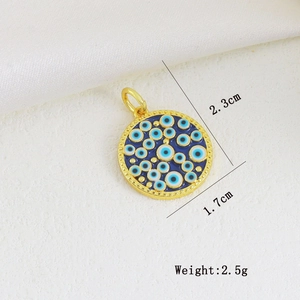 Makroaufnahme des Evil Eye Anhängers Maße 2,3 cm Höhe und 1,7 cm Breite