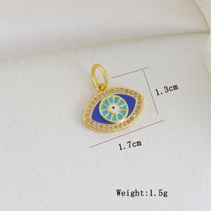 Makroaufnahme von vergoldetem Evil Eye Anhänger mit Emaille und Zirkonia Besatz