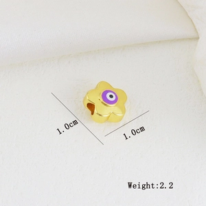 Makroansicht des 1,0 cm vergoldeten Blumenanhängers mit lila Evil Eye Auge Detail
