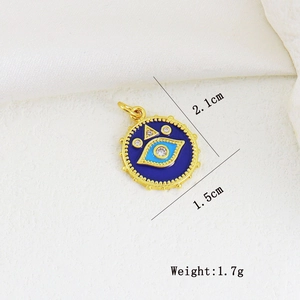 Nahaufnahme des 18K vergoldeten Evil-Eye-Anhängers mit Emaille und Zirkon-Steinen