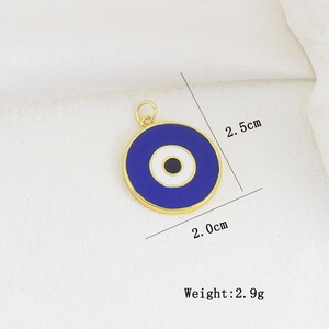 Makroansicht des 18K vergoldeten Evil Eye Anhängers mit Maßen von 2,0 cm Durchmesser