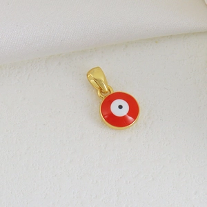 Makroaufnahme des 18K vergoldeten roten Evil Eye Anhängers mit Emaille auf Seidenhintergrund