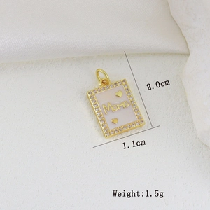 Detail eines 18k vergoldeten Mama-Anhängers mit Zirkonia und Herzmotiven