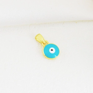 Makroaufnahme von 18K vergoldetem Evil-Eye-Anhänger mit Emaille auf weißer Seide