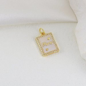 Makroaufnahme des 18k vergoldeten Mama-Anhängers mit Perlmutt und Kristallrand