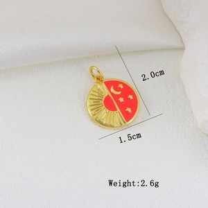 Detail eines 18k vergoldeten Anhängers mit Sonnen-Mond-Design und Maßen 2,0x1,5 cm