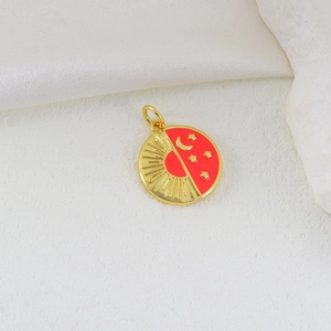 Detail eines runden 18k Goldanhängers mit Sonnenstrahlen und rotem Emaille-Design