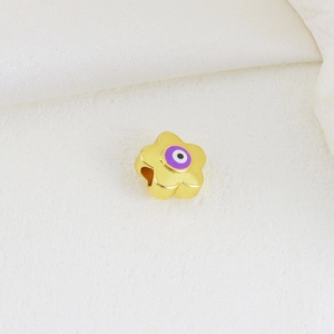 Detail eines blumenförmigen Anhängers mit lila Evil Eye Emaille für DIY Schmuck