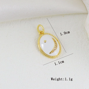 Makroansicht ovaler Emaille-Anhänger mit Mond-Stern-Design und Zirkonia-Details