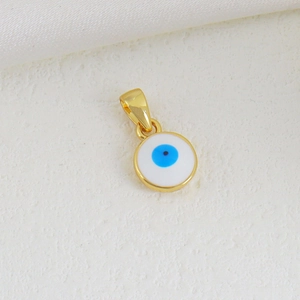 Nahaufnahme des vergoldeten 18K Evil Eye Anhängers mit blauem Emaille auf Seidenstoff