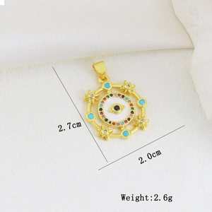 Makroaufnahme der vergoldeten Evil-Eye-Anhänger mit Emaille und Zirkonia-Details