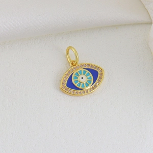 Makroaufnahme von 18K vergoldetem Evil Eye Anhänger mit Emaille und Kristalldetails