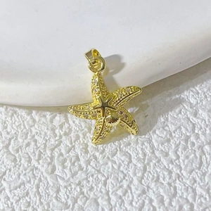 Seestern-Anhänger aus 18K vergoldetem Kupfer mit Kristallen und Muscheldetail-Applikation