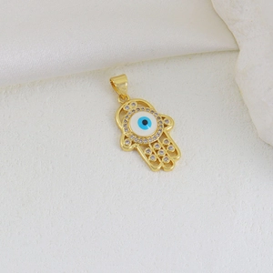Detailaufnahme der 18K vergoldeten Hamsa-Hand mit Pavé-Kristallen und Evil-Eye-Motiv