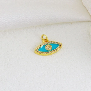Detailansicht des Evil-Eye-Schmuckanhängers mit Emaille und Zirkon-Inlays