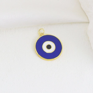 Detaillierte Makroansicht des vergoldeten Evil Eye Anhängers mit blau-weißem Email
