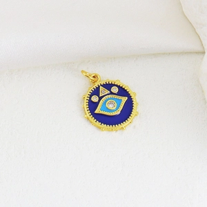 Detail eines 18K vergoldeten Evil-Eye-Anhängers mit Emaille und Zirkonia-Verzierung