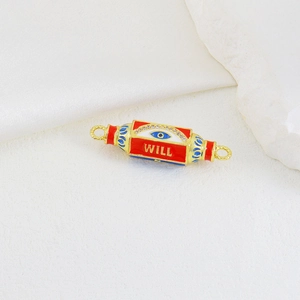 Detail eines 18K vergoldeten Evil Eye Anhängers mit Emaille und WILL Schriftzug