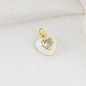 Makroaufnahme von 18k Gold Herzanhänger mit weißem Emaille und Zirkonia Detail