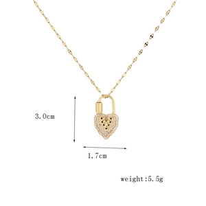 Détail du pendentif cœur doré avec pavé de zircons blancs, dimensions 3,0x1,7 cm