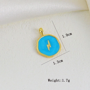 Detail eines 18k vergoldeten Anhängers mit blauem Emaille und Blitz-Motiv, 1,9 cm Höhe