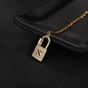 Chic collier pendentif cadenas doré avec pavage de zircons blancs et bleus brillants