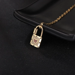 Collier cadenas doré avec pierre de cœur rouge et zircons colorés étincelants