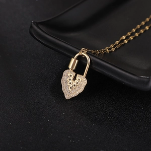 Collier cadenas cœur plaqué or avec micro-pavé de cristaux et motif d'œil bohème